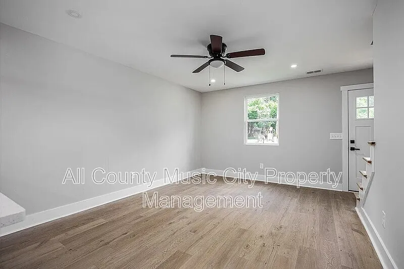 2 bed, 1.5 bath, 960 sqft, $1,800 — Photo 2