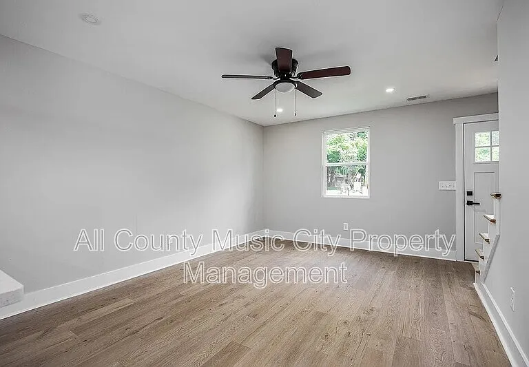 1907 S Lyle Ln — Photo 2