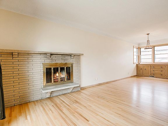 5th image of 4342 Chowen Ave N