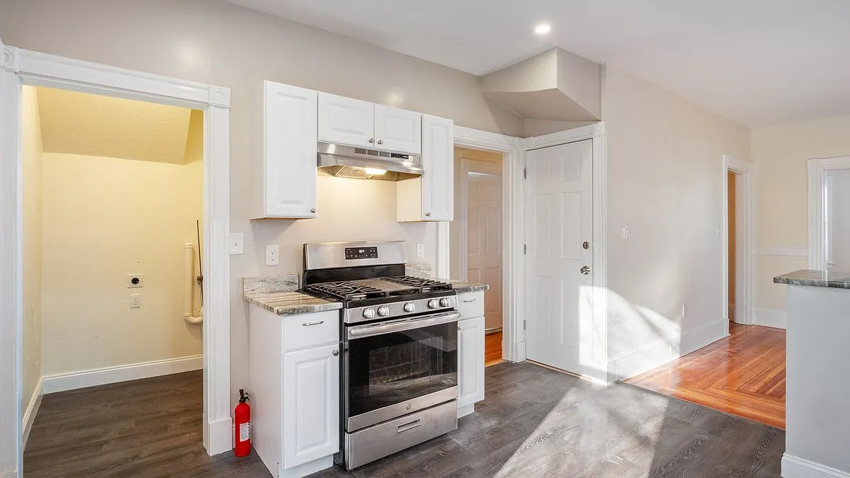 3 bed, 1400 sqft, $2,900 — Photo 4