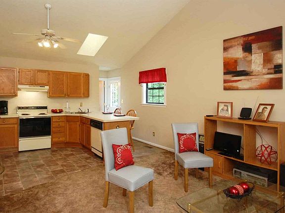2nd image of 301 Goose Hollow Dr