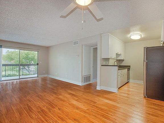 5th image of 301 E Bellevue Dr #209