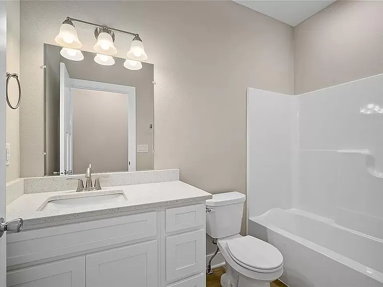 Upstairs full bathroom