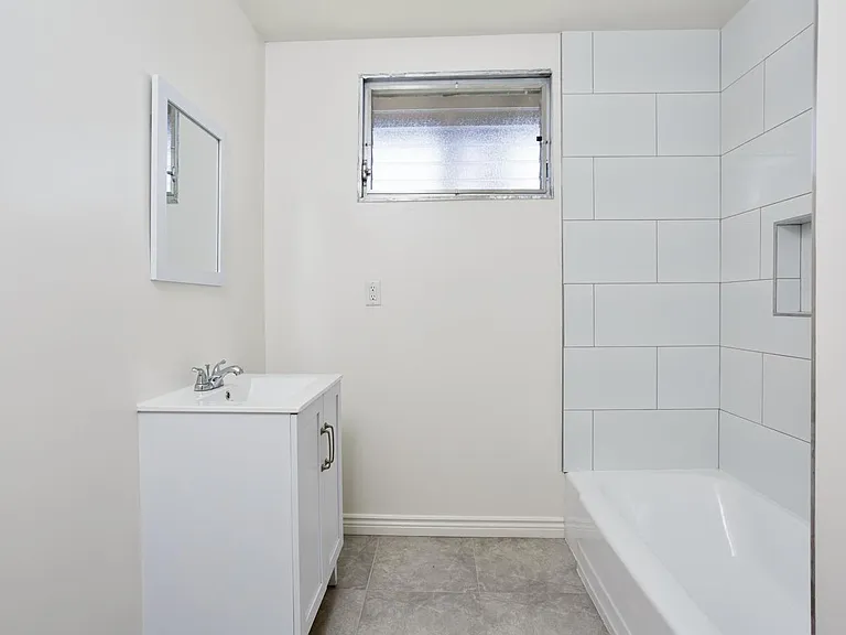 16025 Gault St #17 — Photo 8