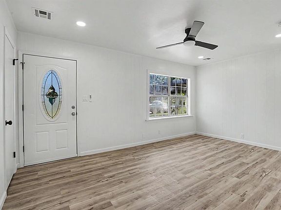 3rd image of 605 Lions Park Pl