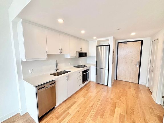 3rd image of 340 Queen St