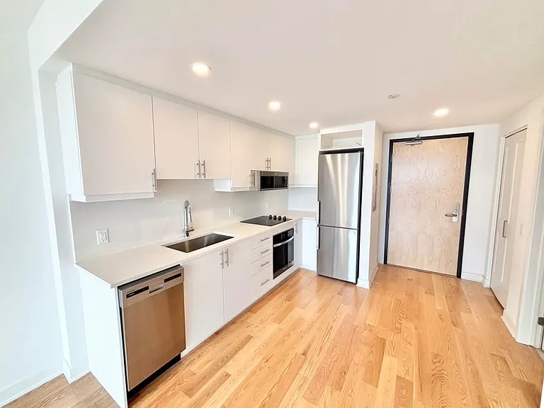 340 Queen St — Photo 3