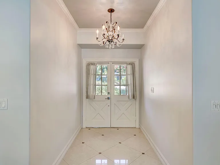 1710 Country Club Dr — Photo 6