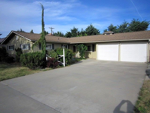 1214 Brown St - Corner Lot