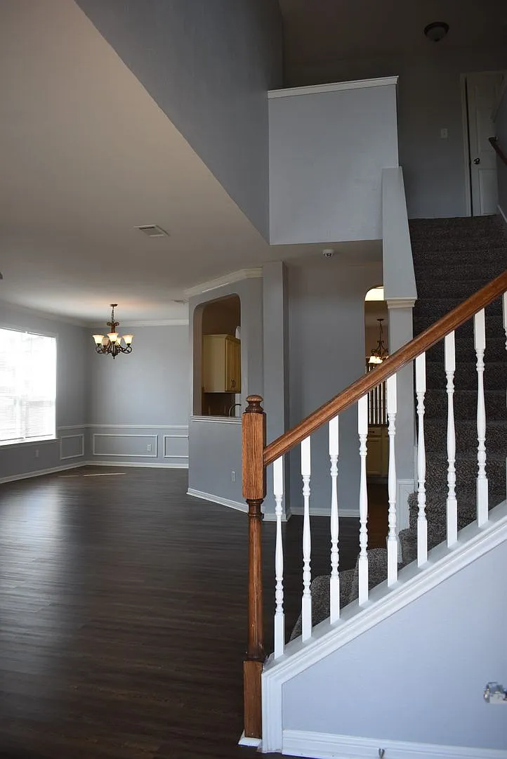 Wow, rundon't walk or you will miss out on one of the most inviting homes on the market. — Photo 4
