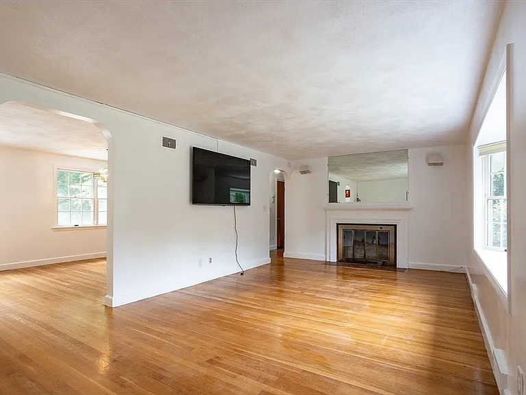 16 Westwood Rd — Photo 2