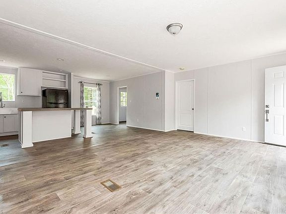 5th image of 493 Breeze Hill Rd