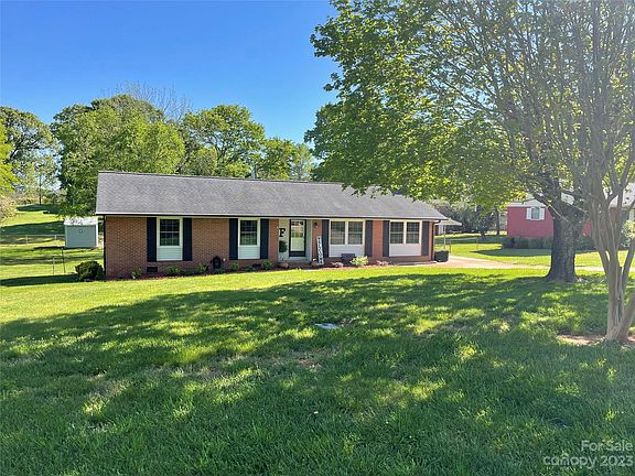 3rd image of 135 Midwood Ln