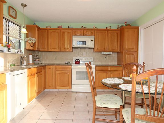Very pretty eat-in-kitchen with granite counters
