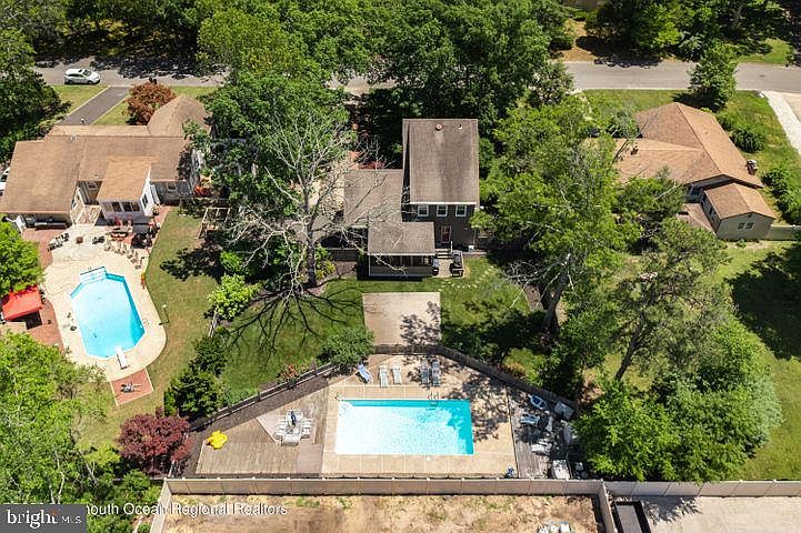 1st image of 221 Quail Ln N