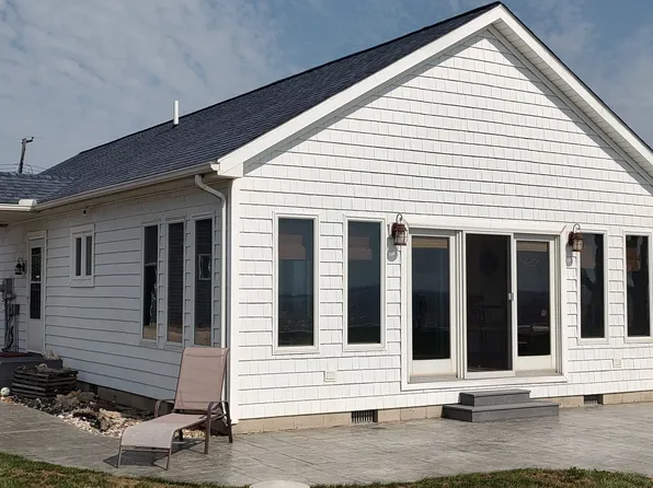 208 E Bayview Dr, Pt Clinton, OH 43452