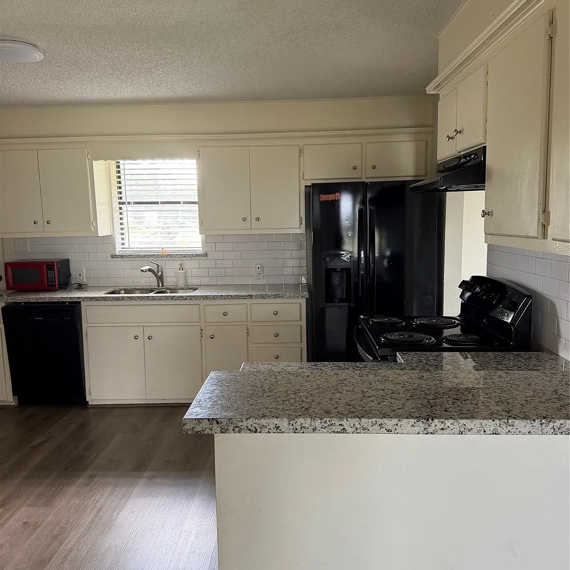 3 bed, 2.0 bath, 1528 sqft, $1,700 — Photo 3