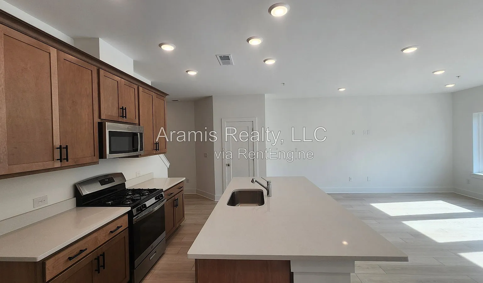 3 bed, 2.5 bath, 1919 sqft, $1,995 — Photo 4