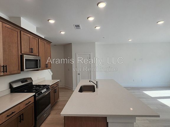 4th image of 450 Laurelwood Ln #1