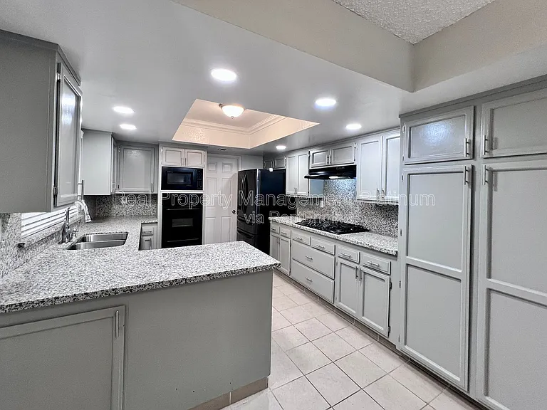 404 N Villa Ave — Photo 1