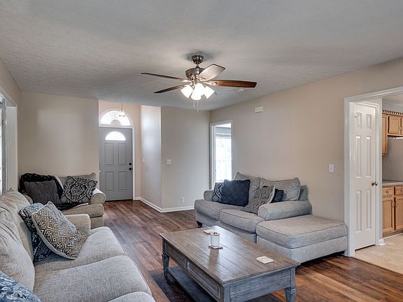 5th image of 124 Lauren Dr