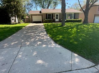 201 Lilac Ln, North Aurora, IL 60542