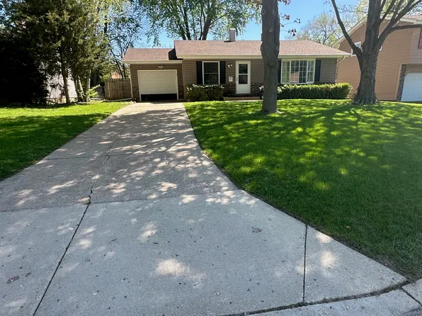 201 Lilac Ln, North Aurora, IL 60542