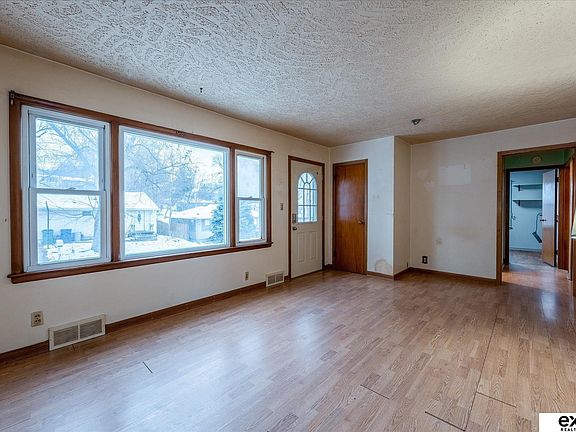 4th image of 305 Hillcrest Dr
