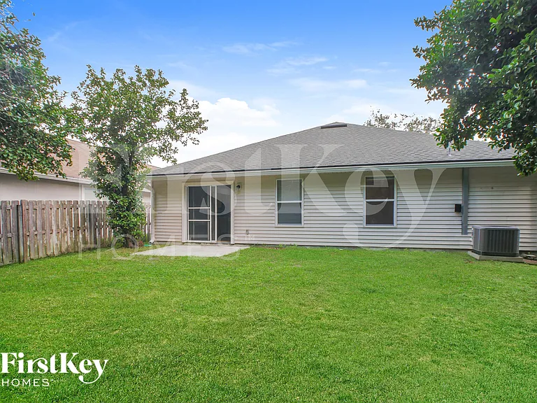 489 Mackenzie Cir — Photo 18