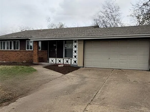 2015 Avon Dr, Florissant, MO 63033