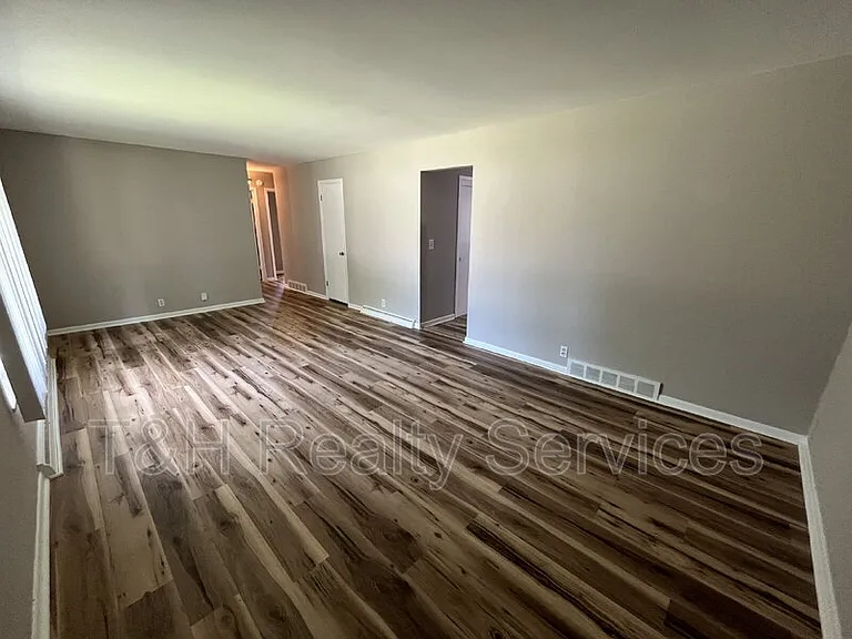 2301 W Murden St — Photo 2
