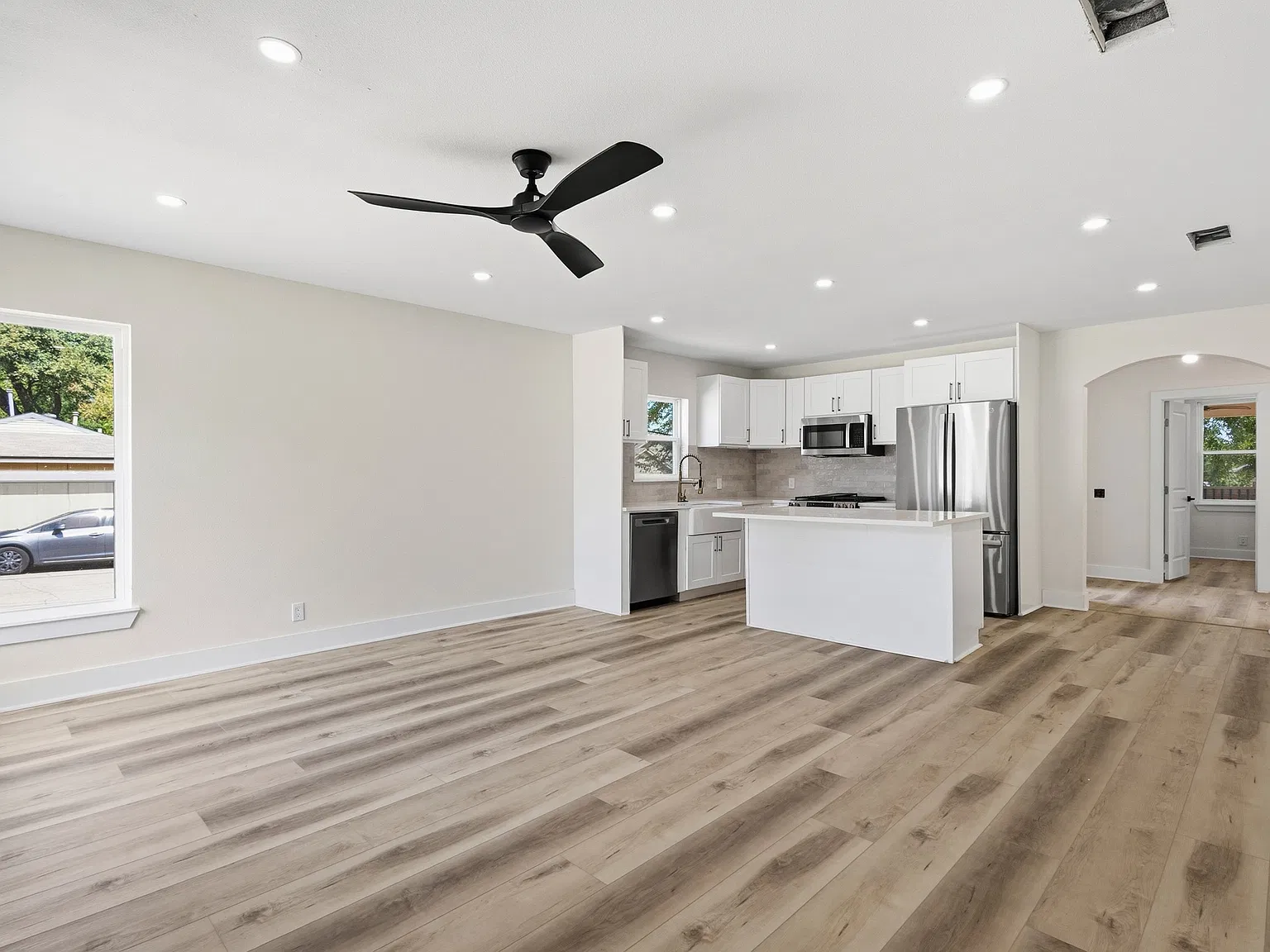 3 bed, 1299 sqft, $2,899 — Photo 4