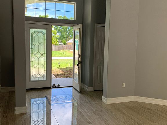 3rd image of 1305 York Cir