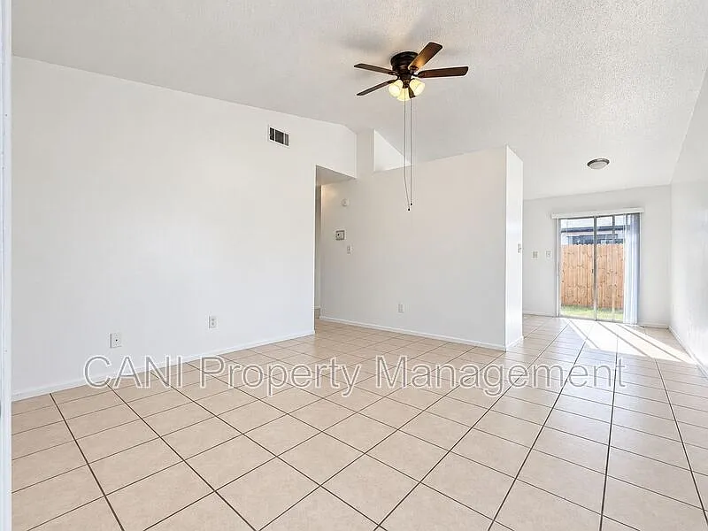 2 bed, 1.5 bath, 845 sqft, $1,400 — Photo 4