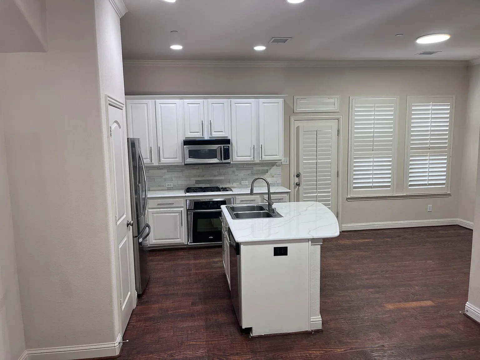 3 bed, 2.5 bath, 1690 sqft, $2,700 — Photo 1
