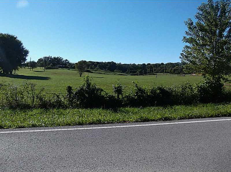 2nd image of 401 S Rainbow Rd
