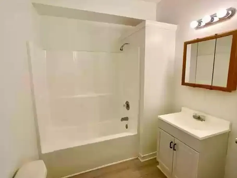 3 bed, 1000 sqft, $1,580 — Photo 2
