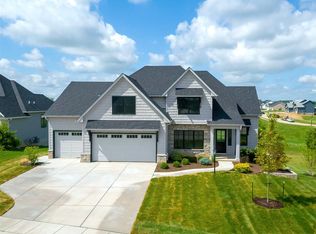 6024 Settlers Pointe Cir, Bettendorf, IA 52722