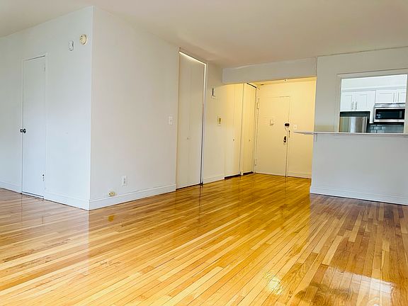 3rd image of 310 W 47th St APT 3A