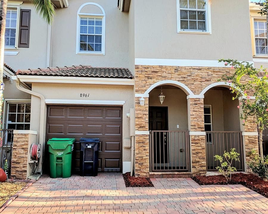 Front of the house / Driveway