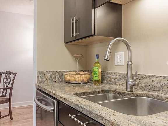 5th image of 3325 Bayshore Blvd Unit E12