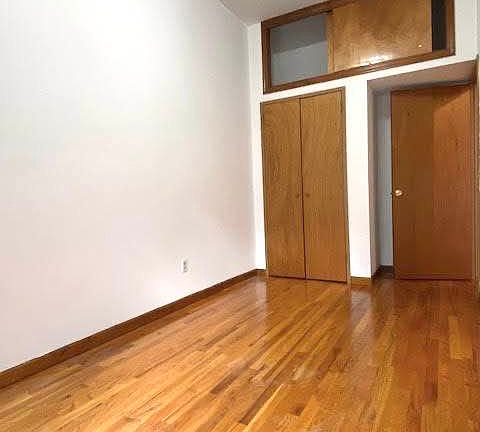 4th image of 102 W 71st St #B4