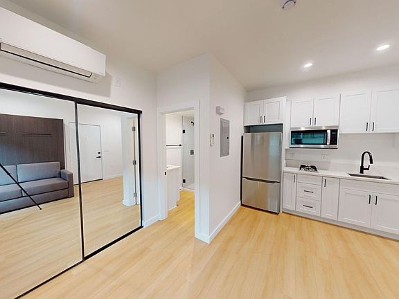 3rd image of 5804 Woodman Ave #10