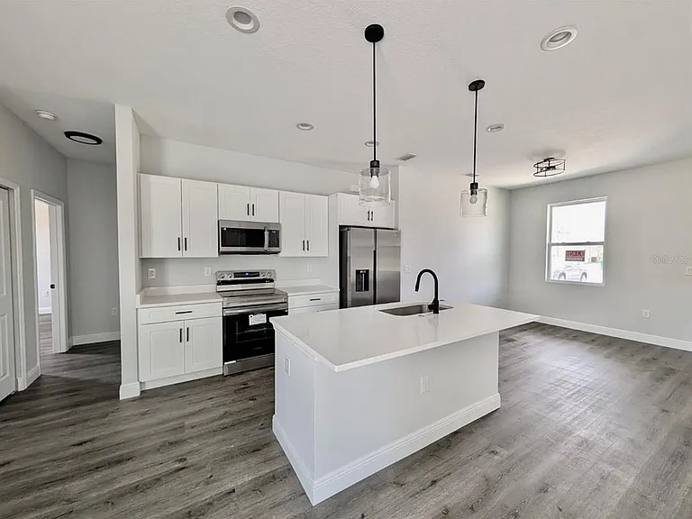 21295 Wynyard Ave — Photo 3