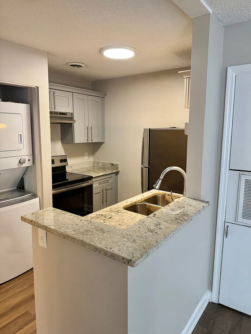 415 Flats — Photo 3