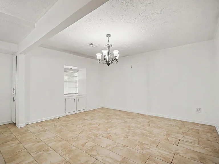2121 Hickory Ln — Photo 8