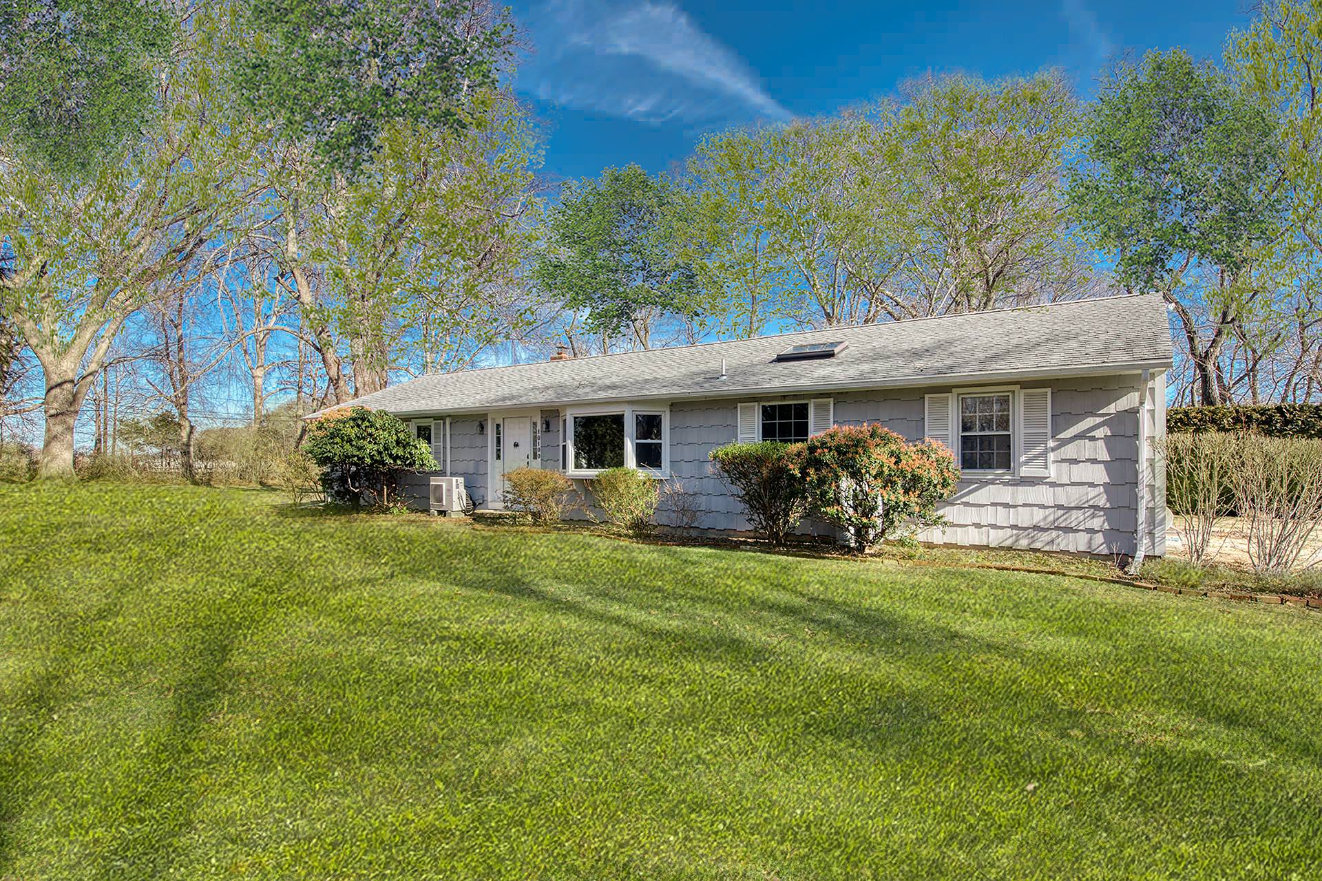 10100 New Suffolk Ave, Cutchogue, NY 11935 Out East