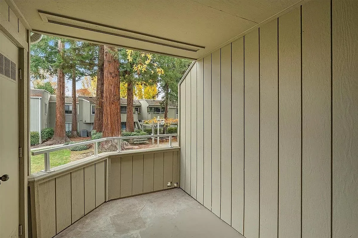 Step into this fashionable 1 bedroom/1 bath condo — Photo 3