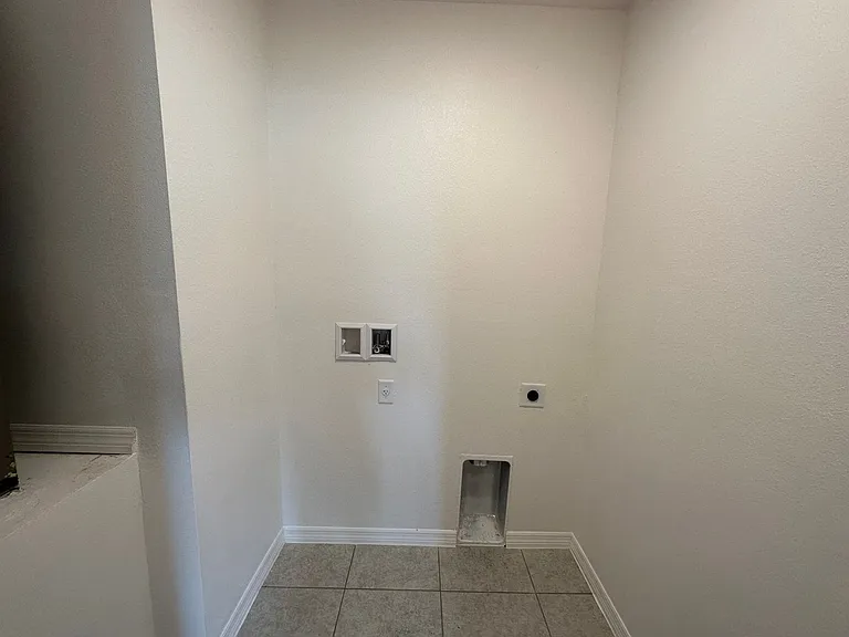 2290 Tropicana Dr — Photo 15