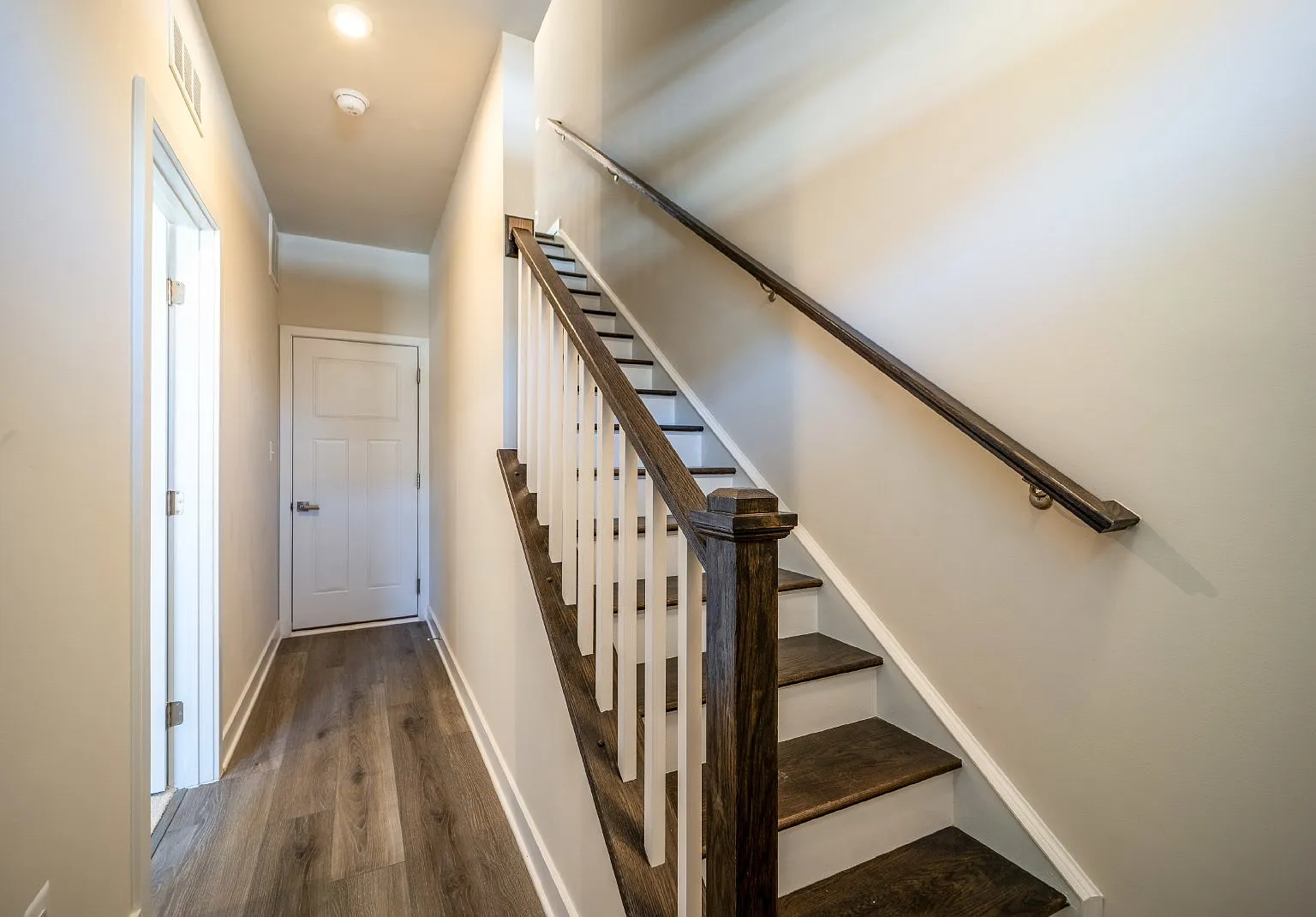 3 bed, 3.0 bath, 1664 sqft, $3,300 — Photo 2
